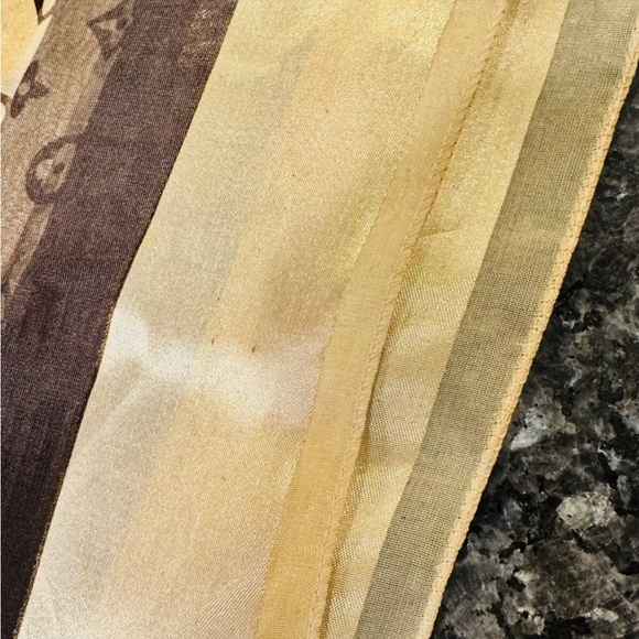 Silk Louis Vuitton Monogram Scarf 40”x39 - Picture 7 of 8